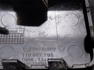 bontott VW TOURAN Első Vonószem Burkolat