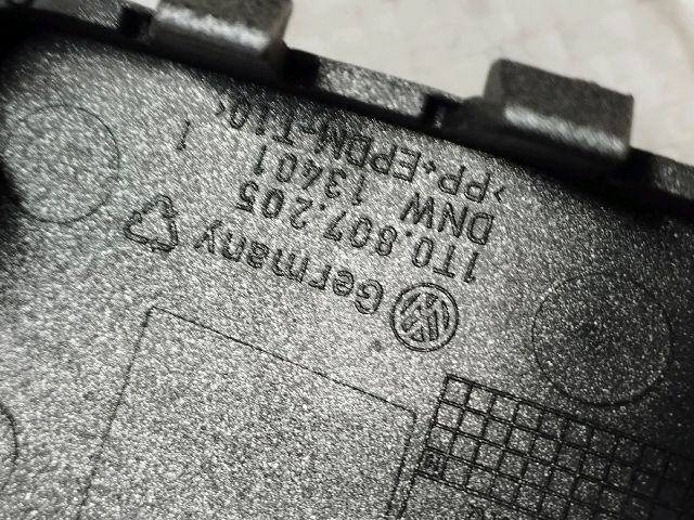 bontott VW TOURAN Első Vonószem Burkolat