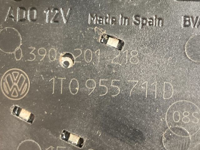 bontott VW TOURAN Hátsó Ablaktörlő Motor