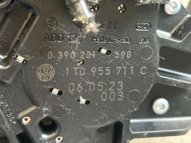 bontott VW TOURAN Hátsó Ablaktörlő Motor