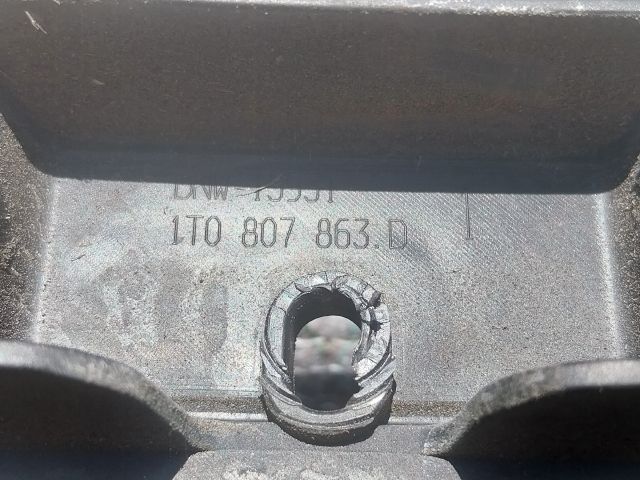 bontott VW TOURAN Hátsó középső Lökhárító Tartó (Műanyag)