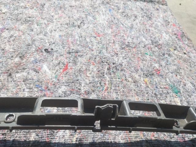 bontott VW TOURAN Hátsó középső Lökhárító Tartó (Műanyag)