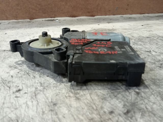 bontott VW TOURAN Jobb első Ablakemelő Motor