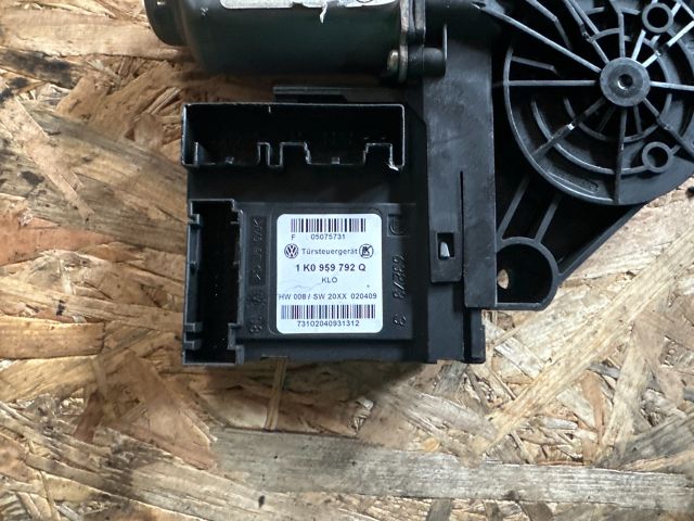 bontott VW TOURAN Jobb első Ablakemelő Motor