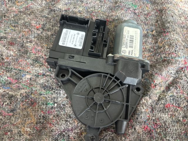 bontott VW TOURAN Jobb első Ablakemelő Motor
