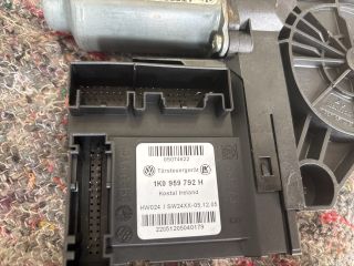 bontott VW TOURAN Jobb első Ablakemelő Motor