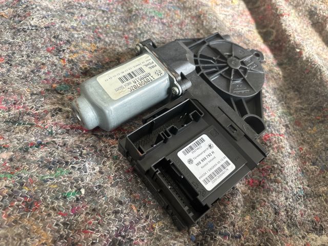 bontott VW TOURAN Jobb első Ablakemelő Motor