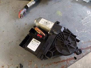 bontott VW TOURAN Jobb első Ablakemelő Motor