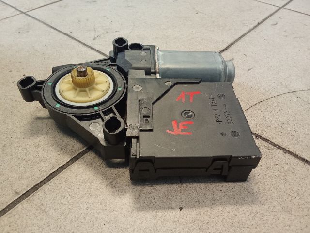 bontott VW TOURAN Jobb első Ablakemelő Motor