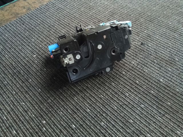 bontott VW TOURAN Jobb első Ajtózár