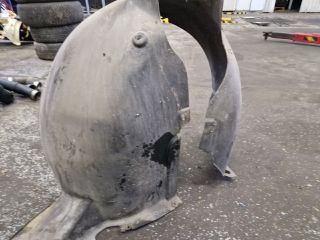 bontott VW TOURAN Jobb első Dobbetét (Kerékjárati, Műanyag)