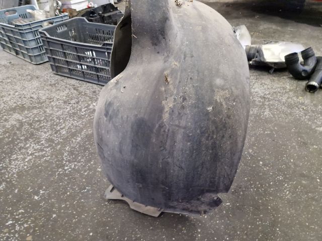 bontott VW TOURAN Jobb első Dobbetét (Kerékjárati, Műanyag)