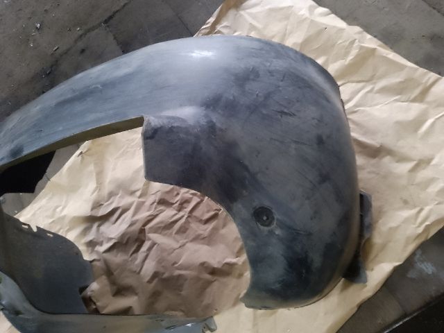 bontott VW TOURAN Jobb első Dobbetét (Kerékjárati, Műanyag)