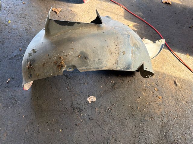 bontott VW TOURAN Jobb első Dobbetét (Kerékjárati, Műanyag)