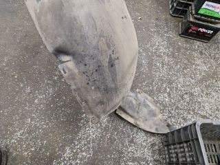 bontott VW TOURAN Jobb első Dobbetét (Kerékjárati, Műanyag)