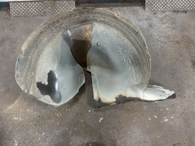 bontott VW TOURAN Jobb első Dobbetét (Kerékjárati, Műanyag)