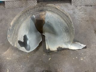 bontott VW TOURAN Jobb első Dobbetét (Kerékjárati, Műanyag)