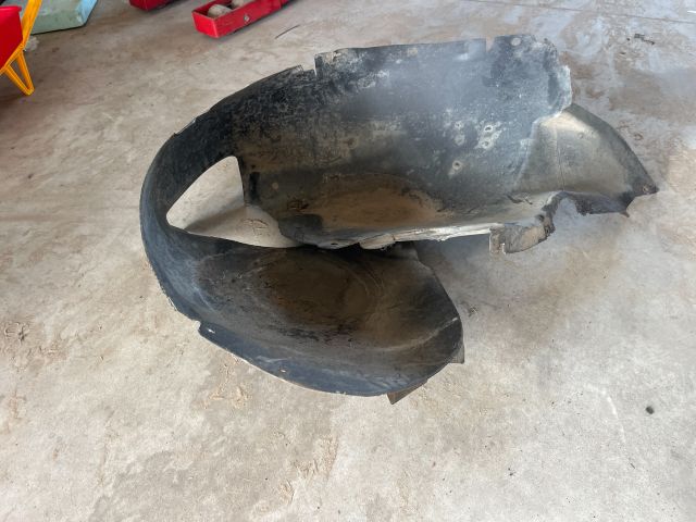 bontott VW TOURAN Jobb első Dobbetét (Kerékjárati, Műanyag)