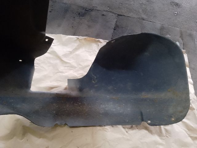 bontott VW TOURAN Jobb első Dobbetét (Kerékjárati, Műanyag)