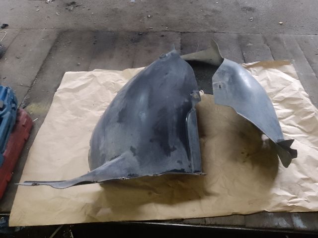 bontott VW TOURAN Jobb első Dobbetét (Kerékjárati, Műanyag)