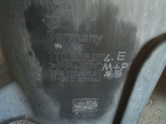 bontott VW TOURAN Jobb első Dobbetét (Kerékjárati, Műanyag)