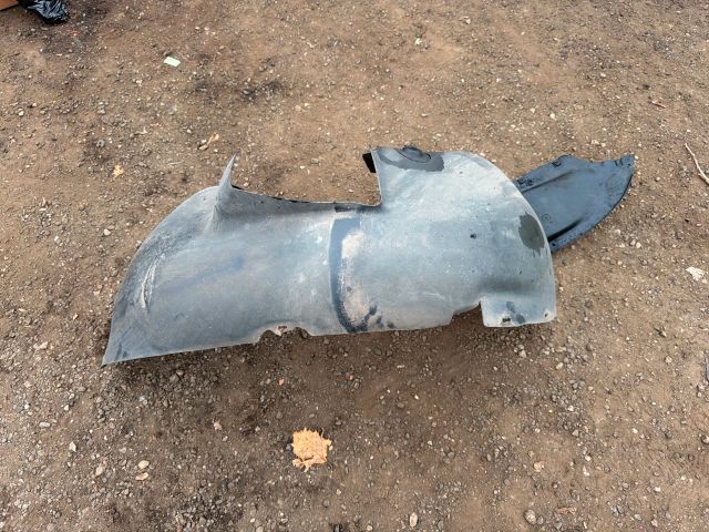 bontott VW TOURAN Jobb első Dobbetét (Kerékjárati, Műanyag)