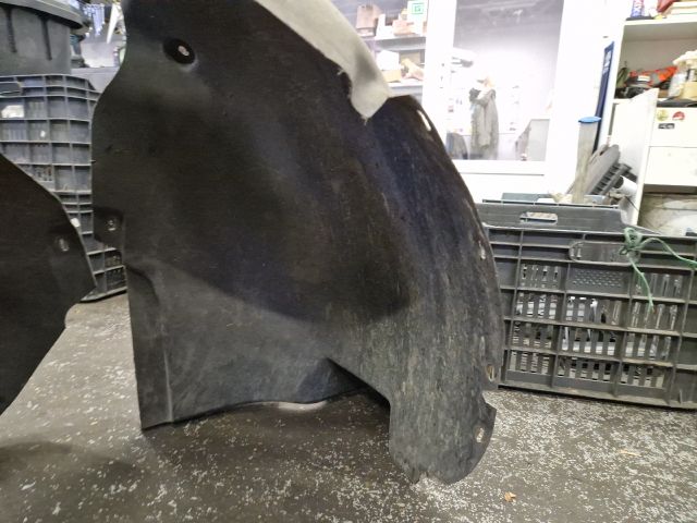 bontott VW TOURAN Jobb első Dobbetét (Kerékjárati, Műanyag)