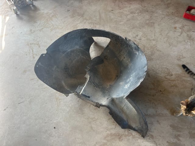 bontott VW TOURAN Jobb első Dobbetét (Kerékjárati, Műanyag)