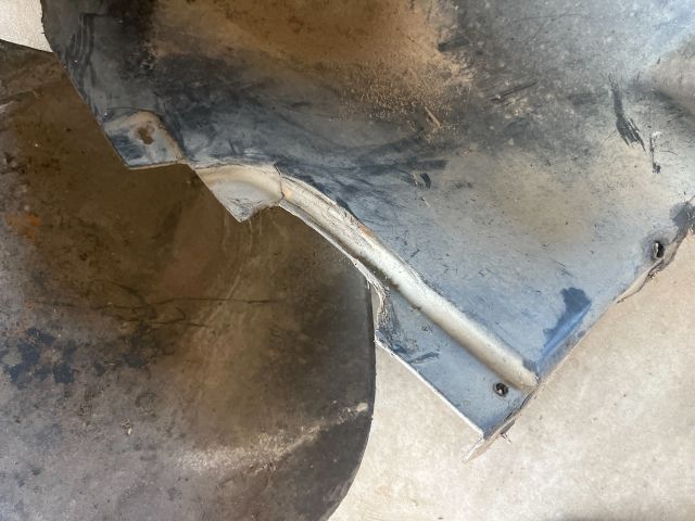 bontott VW TOURAN Jobb első Dobbetét (Kerékjárati, Műanyag)