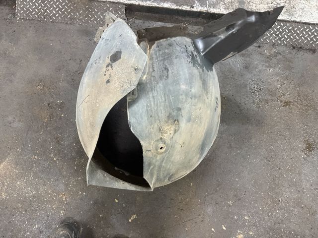 bontott VW TOURAN Jobb első Dobbetét (Kerékjárati, Műanyag)