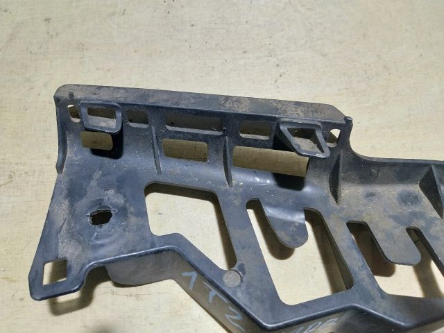 bontott VW TOURAN Jobb első Lökhárító Tartó (Műanyag)