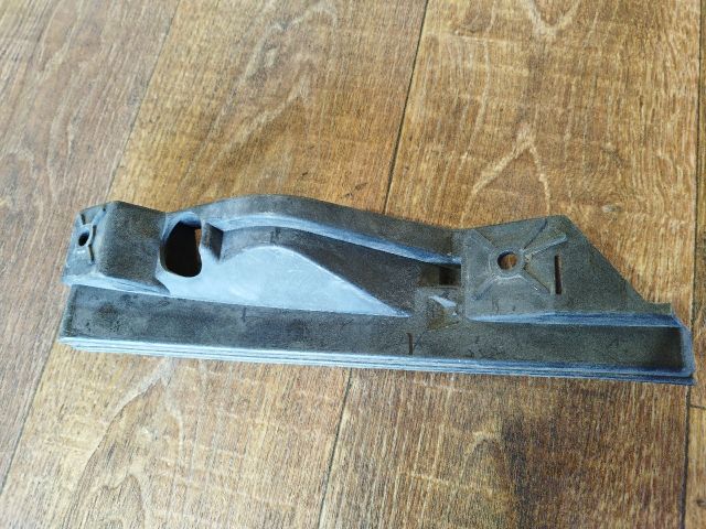 bontott VW TOURAN Jobb első Lökhárító Tartó (Műanyag)