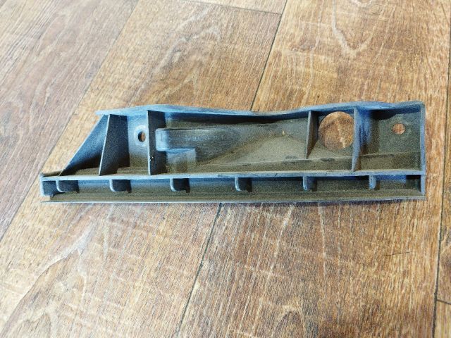 bontott VW TOURAN Jobb első Lökhárító Tartó (Műanyag)