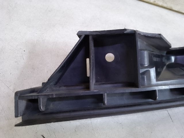 bontott VW TOURAN Jobb első Oldal Lökhárító Tartó (Műanyag)