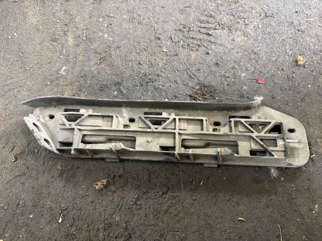 bontott VW TOURAN Jobb első Oldal Lökhárító Tartó (Műanyag)