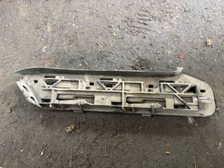 bontott VW TOURAN Jobb első Oldal Lökhárító Tartó (Műanyag)