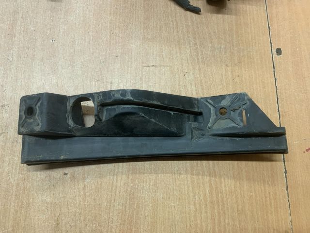 bontott VW TOURAN Jobb első Oldal Lökhárító Tartó (Műanyag)