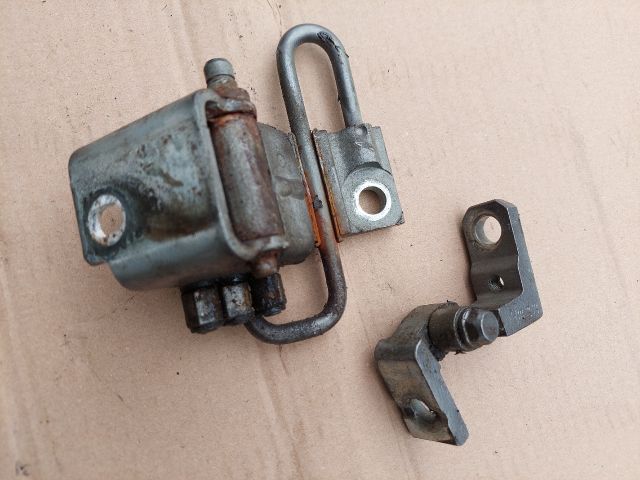 bontott VW TOURAN Jobb első Zsanér