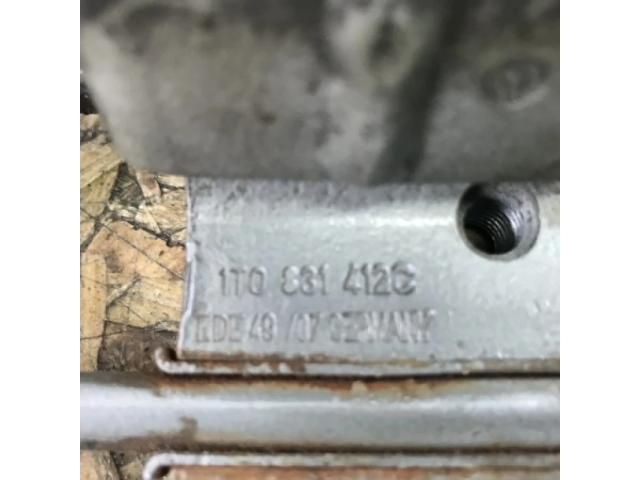 bontott VW TOURAN Jobb első Zsanér