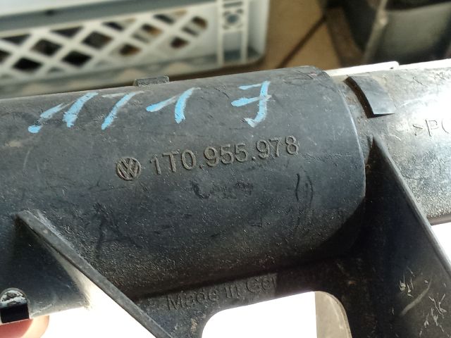 bontott VW TOURAN Jobb Fényszórómosó Fúvóka