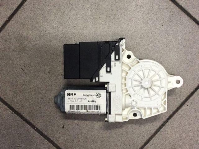 bontott VW TOURAN Jobb hátsó Ablakemelő Motor