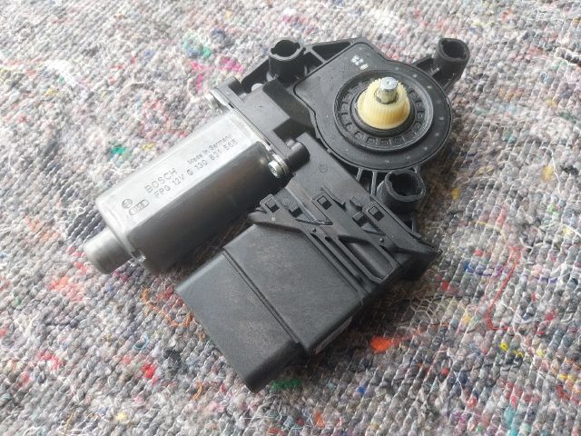 bontott VW TOURAN Jobb hátsó Ablakemelő Motor