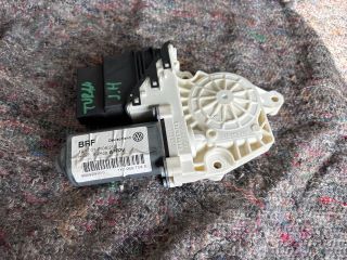 bontott VW TOURAN Jobb hátsó Ablakemelő Motor