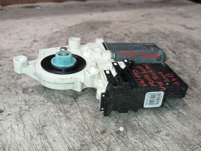 bontott VW TOURAN Jobb hátsó Ablakemelő Motor