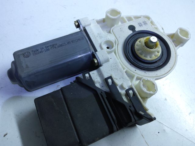 bontott VW TOURAN Jobb hátsó Ablakemelő Motor