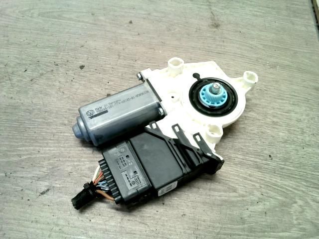 bontott VW TOURAN Jobb hátsó Ablakemelő Motor