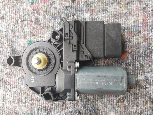 bontott VW TOURAN Jobb hátsó Ablakemelő Motor