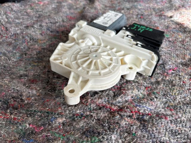 bontott VW TOURAN Jobb hátsó Ablakemelő Motor