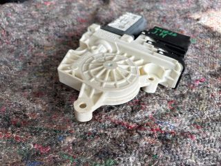 bontott VW TOURAN Jobb hátsó Ablakemelő Motor