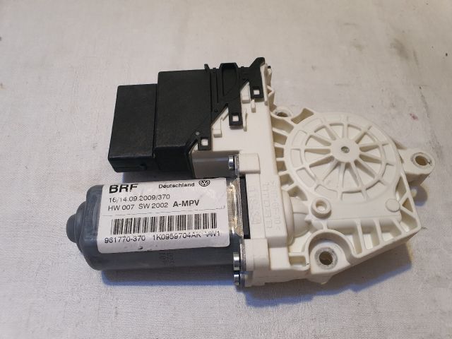 bontott VW TOURAN Jobb hátsó Ablakemelő Motor